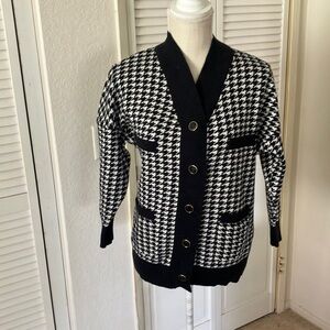 Corelle Black and White Houndstooth Cardigan size M excellent condition‎